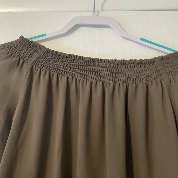 Express Off the Shoulder Cinched Top in Olive - Picture 3 of 7